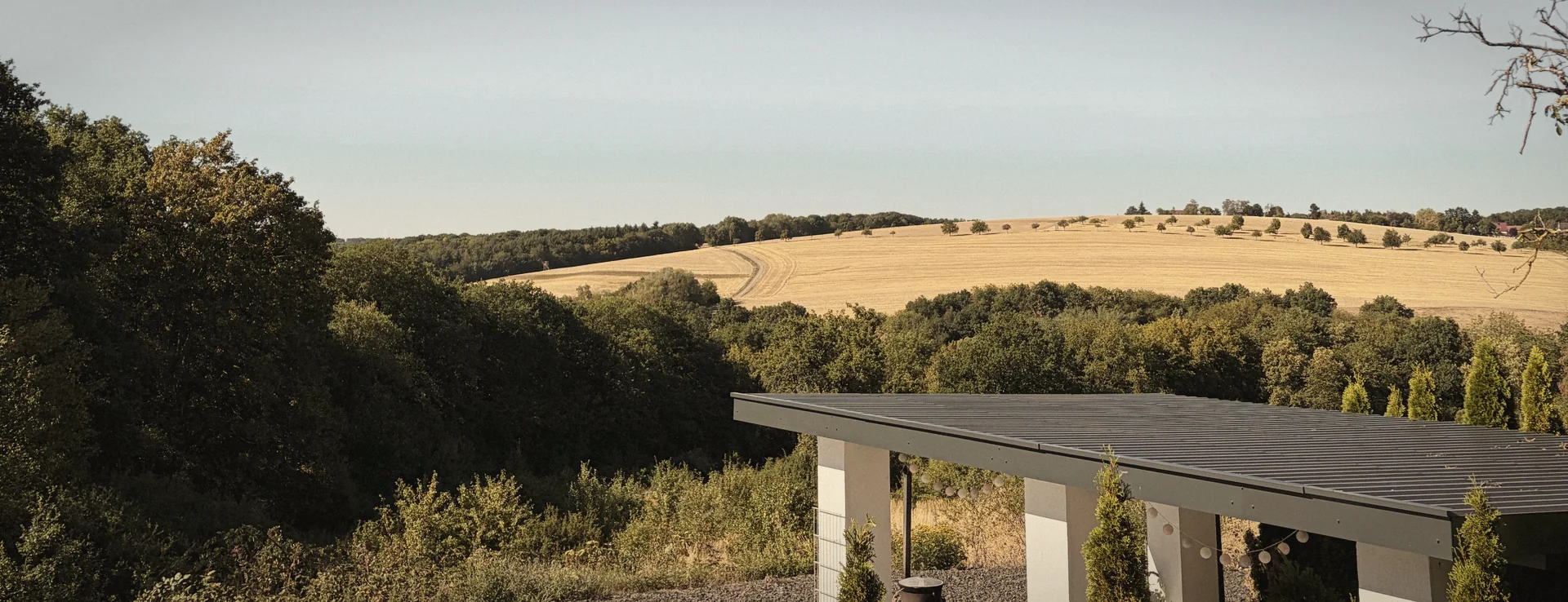 Blick vom Anwesen über Felder und Waldränder