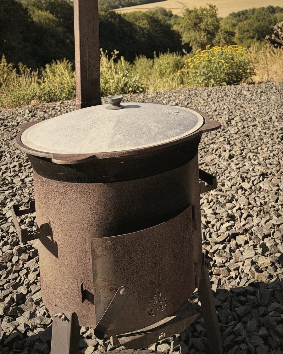 Holzgrill auf dem Gelände