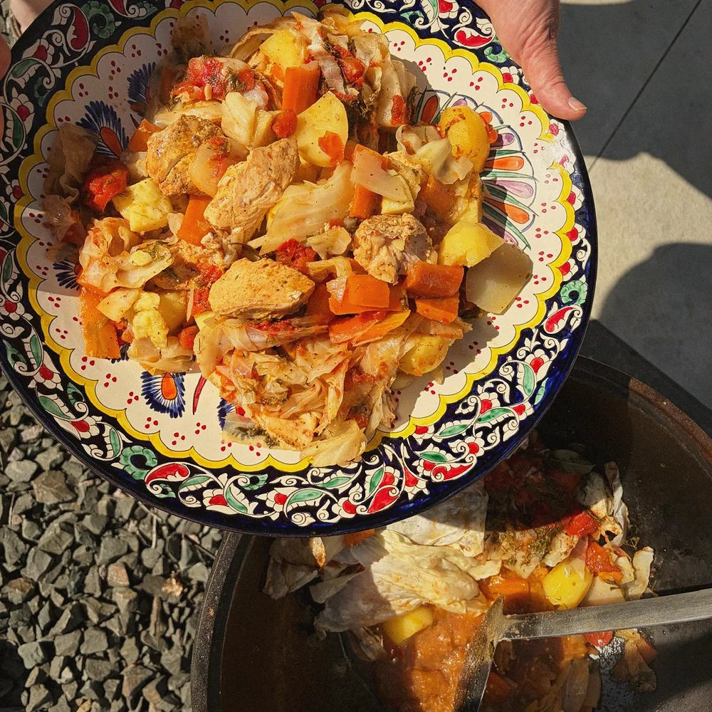 Frisch zubereitetes Gericht vom Holzgrill