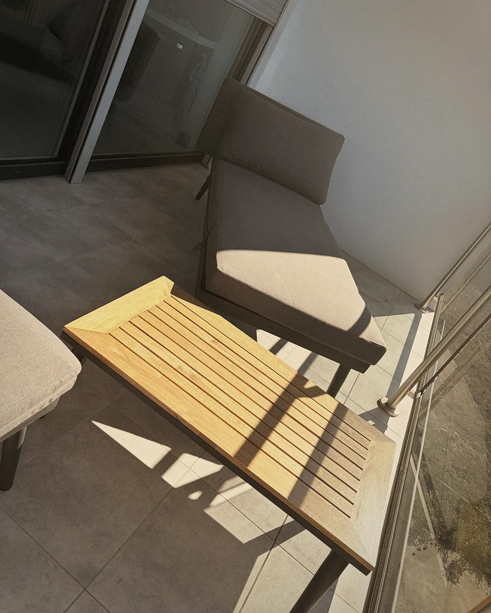 Holzbank auf der Terrasse im Nachmittagslicht