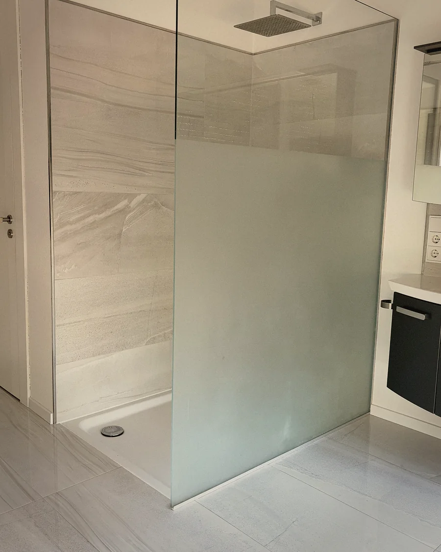 Badezimmer mit bodengleicher Dusche
