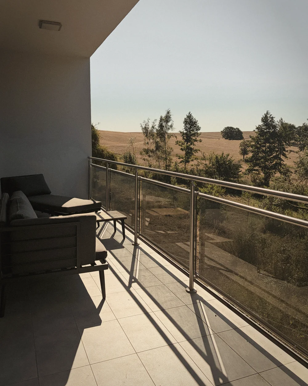 Überdachter Balkon mit Sitzgelegenheit