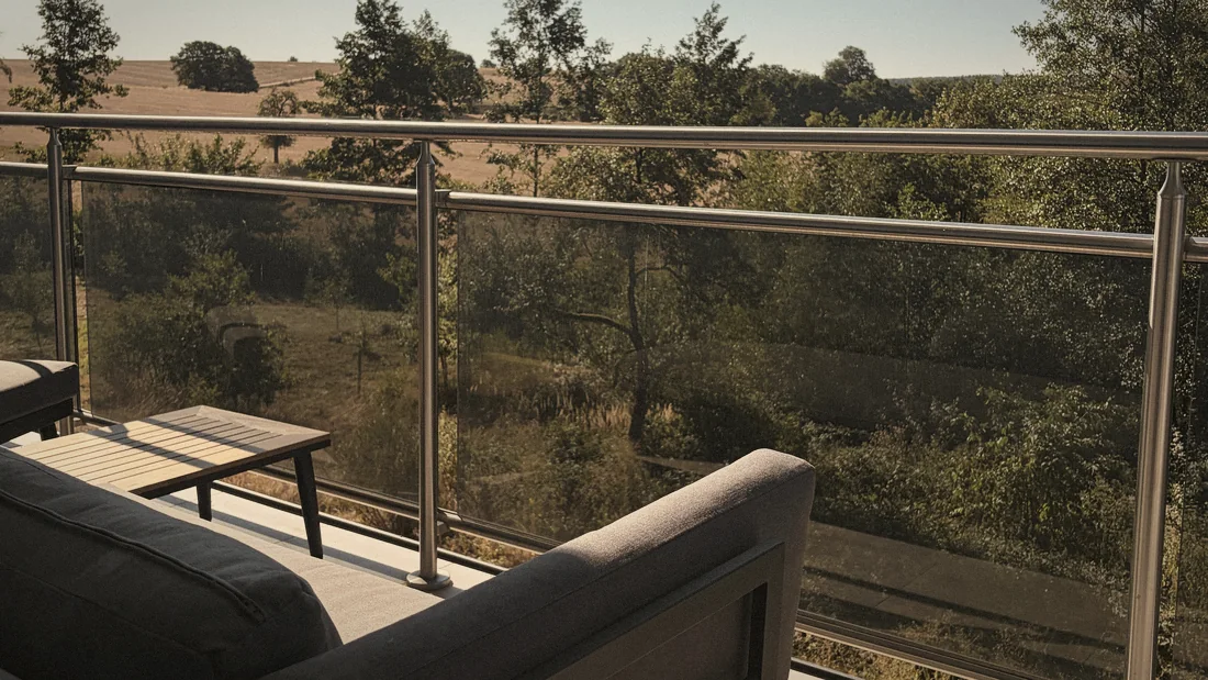 Lounge auf der Terrasse mit Blick über die Felder